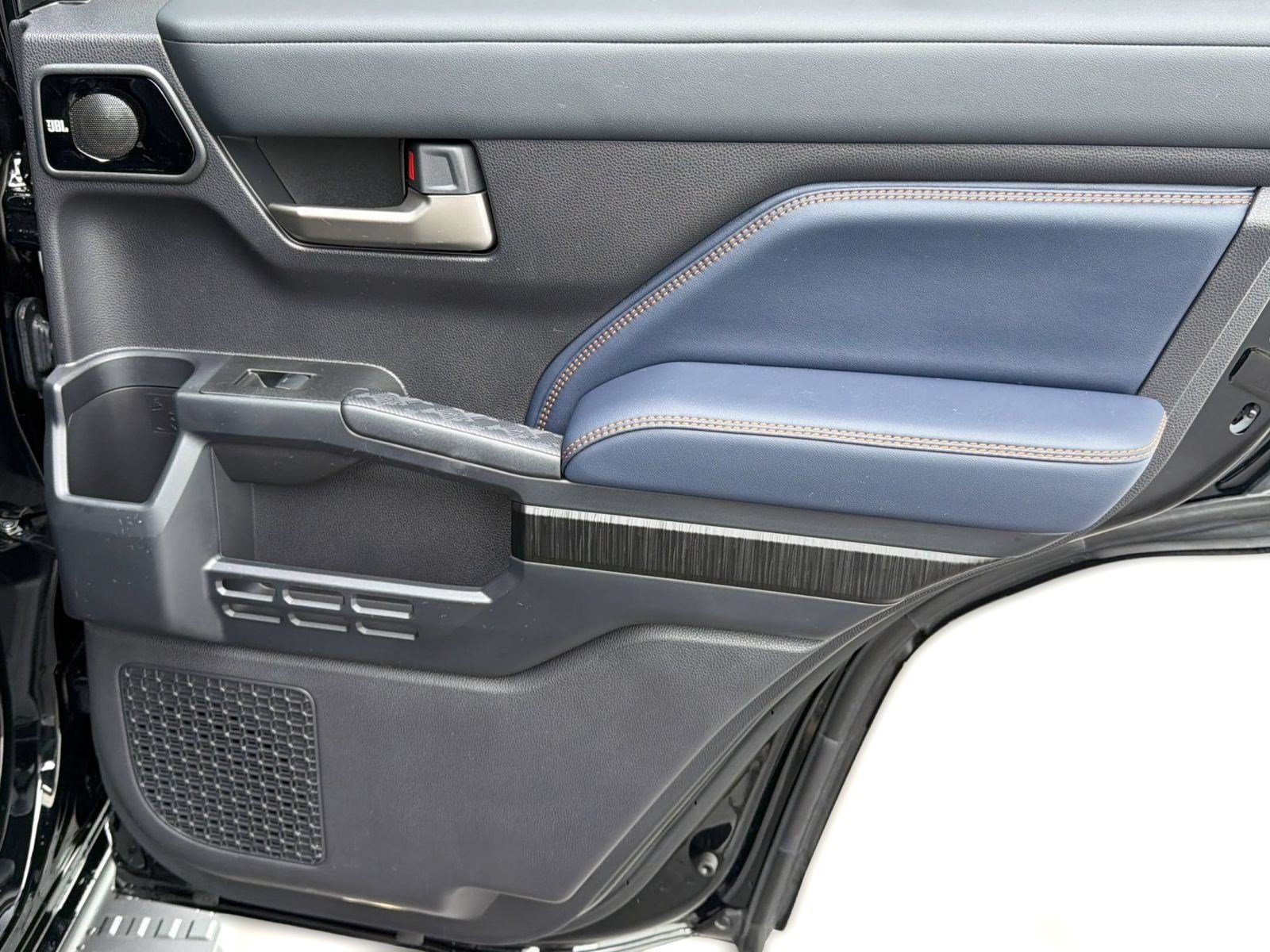 Used 2025 Toyota 4Runner Platinum AWD/4WD image 32