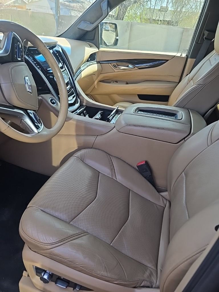 Used 2018 Cadillac Escalade Platinum image 3