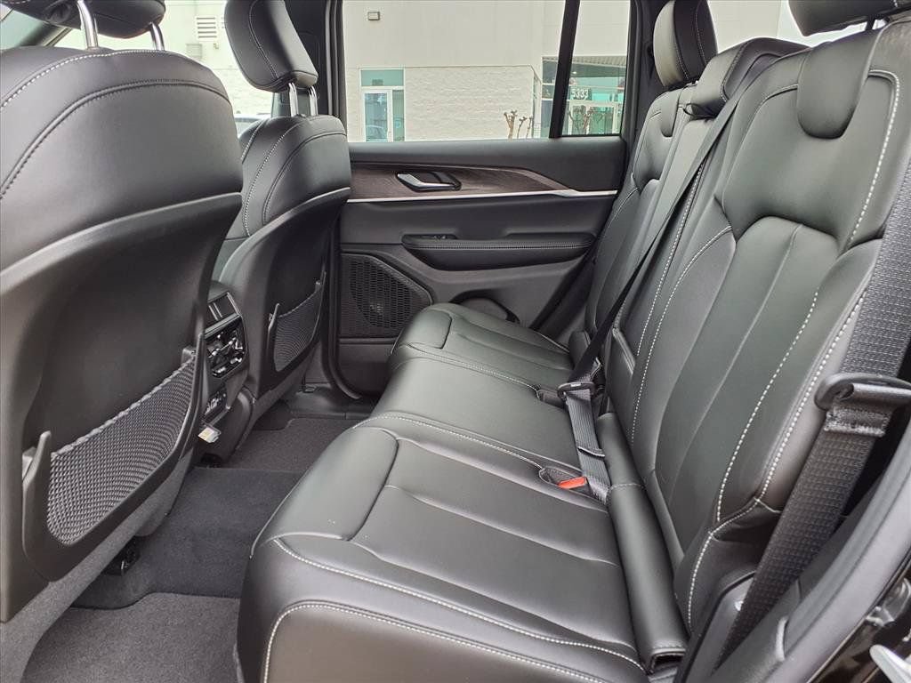 New 2025 Jeep Grand Cherokee Limited w/ Black Appearance Package AWD/4WD image 14