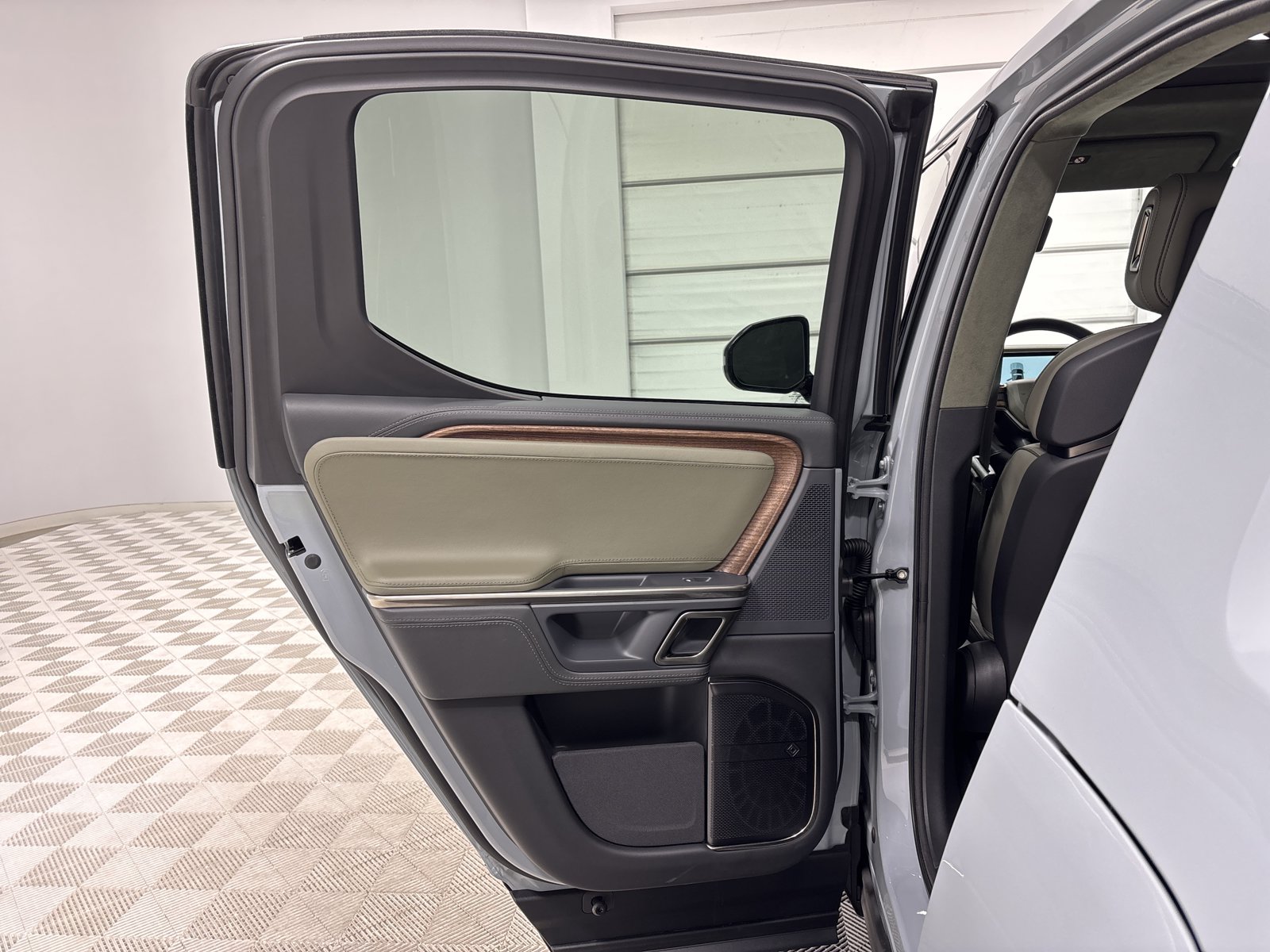 Used 2024 Rivian R1T Adventure AWD/4WD image 17
