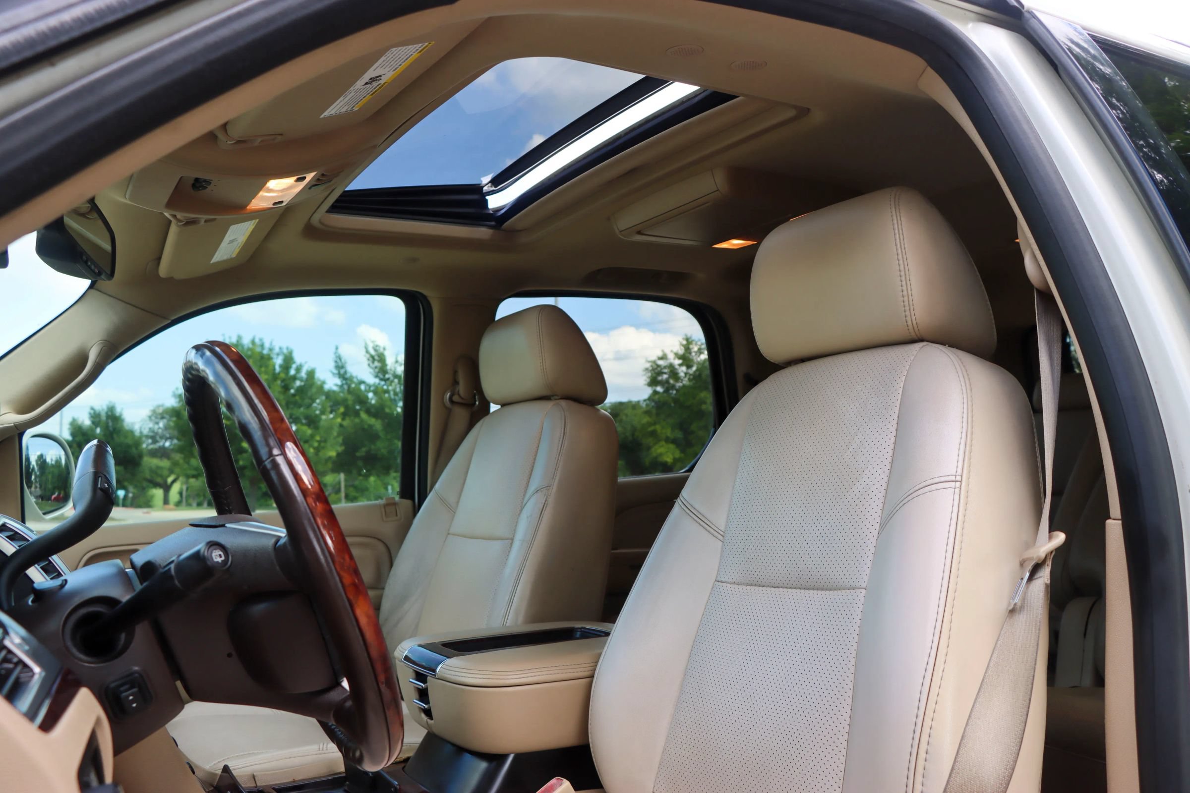 Used 2014 Cadillac Escalade Premium RWD image 15