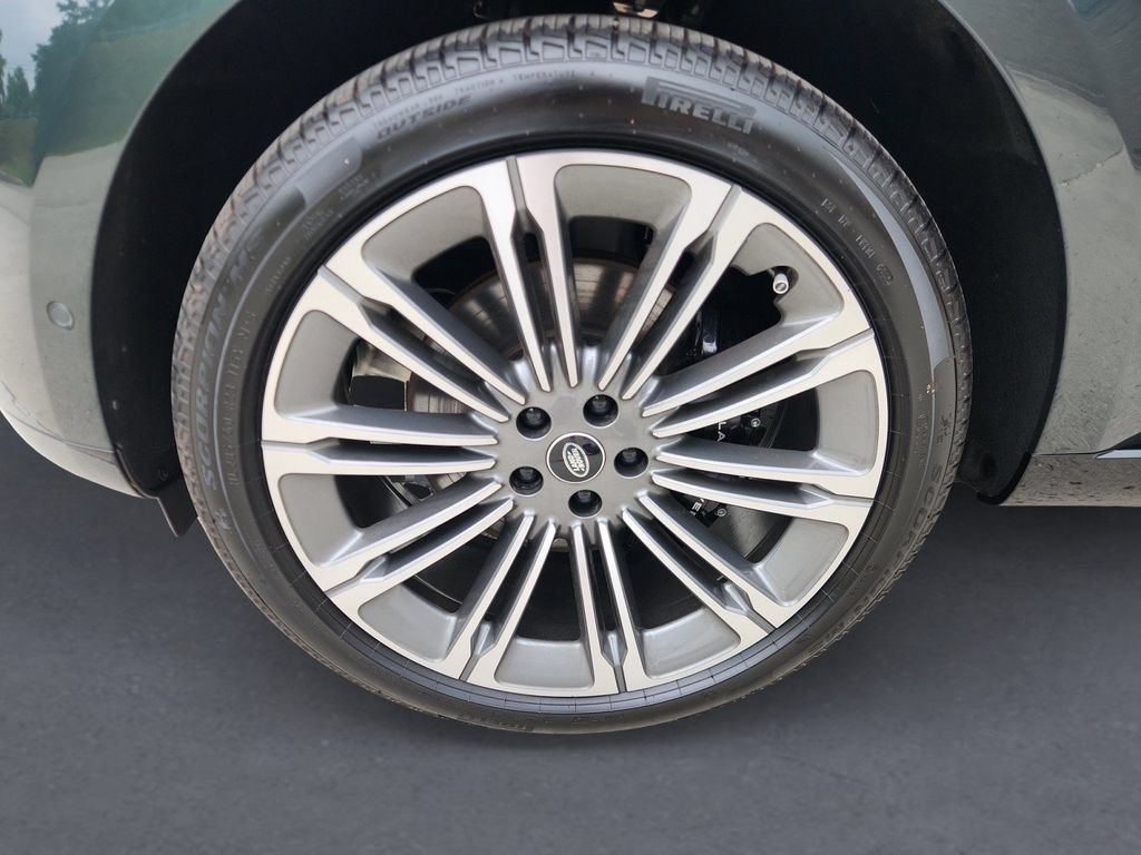 New 2025 Land Rover Range Rover Long Wheelbase SE AWD/4WD image 8