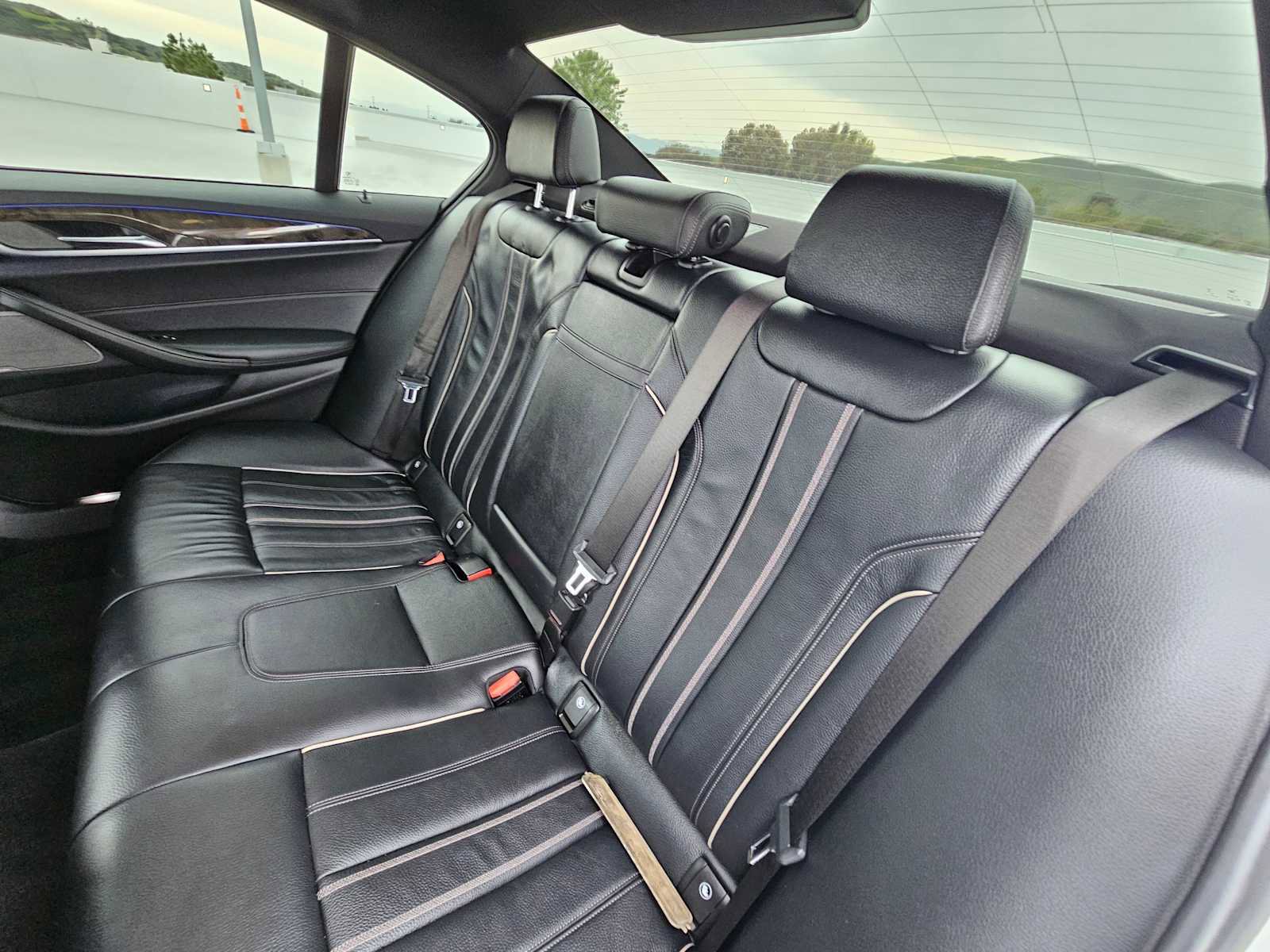 Used 2019 BMW 530e w/ M Sport Package image 17