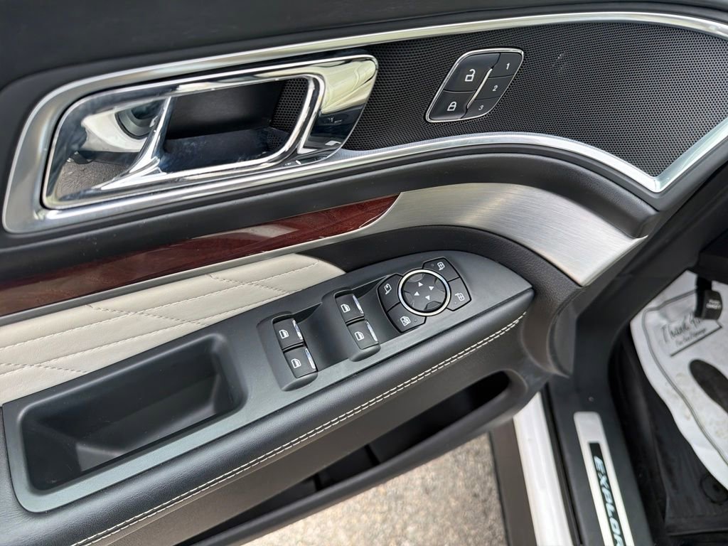 Used 2017 Ford Explorer Platinum image 12
