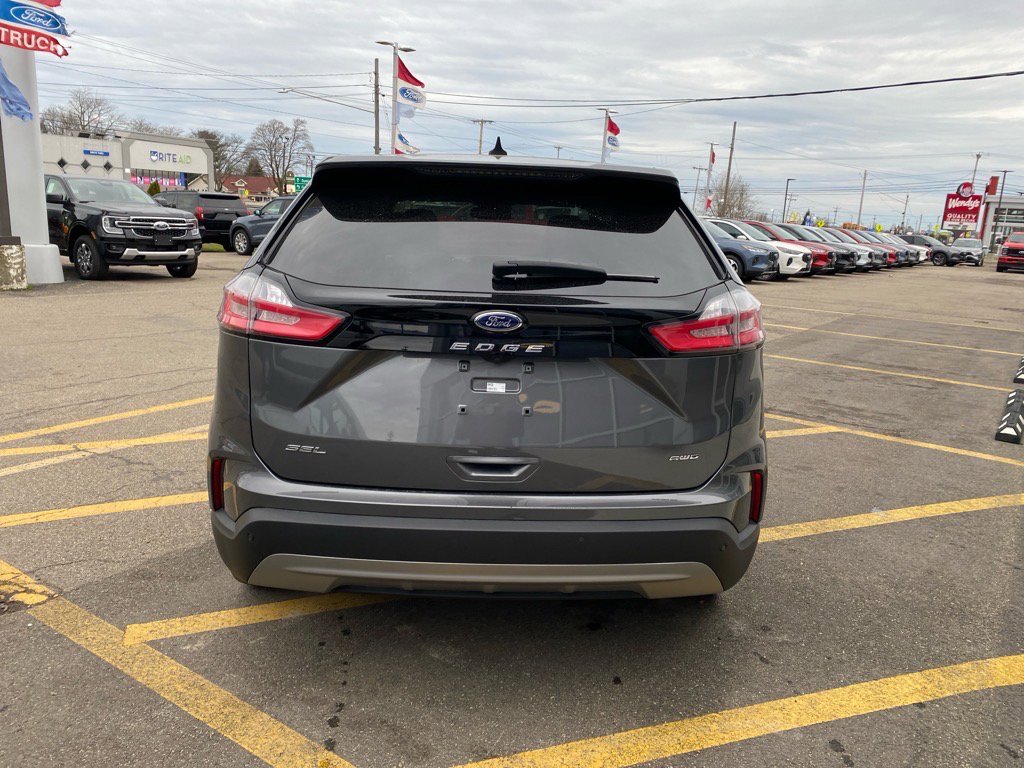 Used 2024 Ford Edge SEL w/ Convenience Package image 4