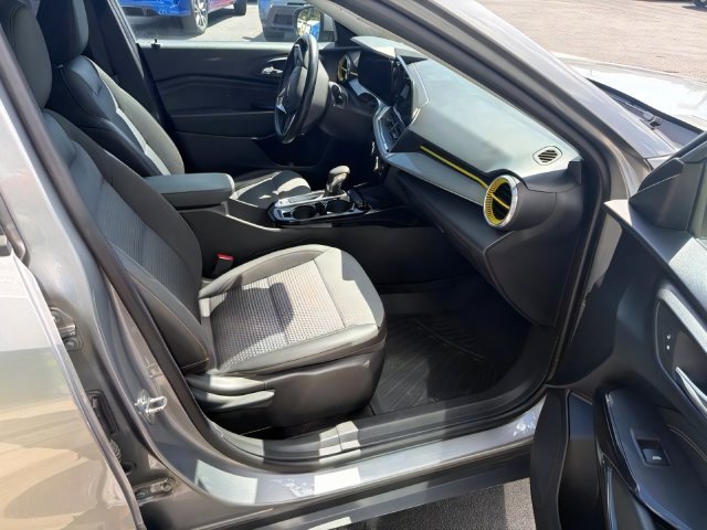 Used 2024 Chevrolet Trax LT w/ Sunroof Package FWD image 11