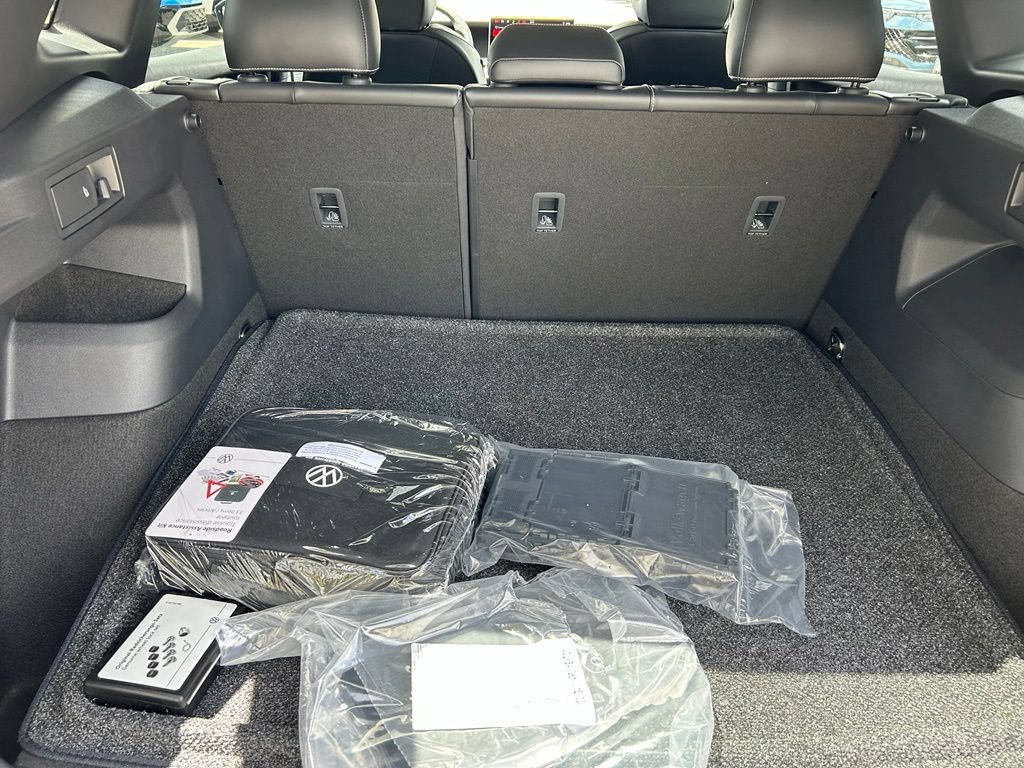 New 2026 Volkswagen Tiguan SE R-Line FWD image 44