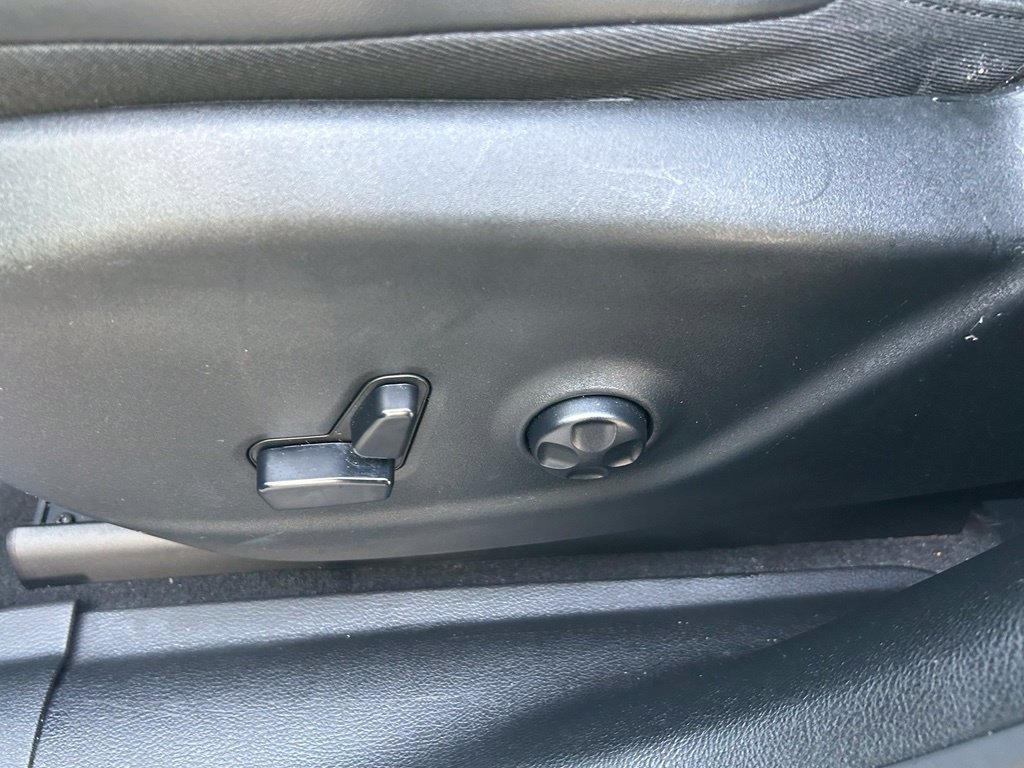 Used 2019 Jeep Cherokee Limited FWD image 17