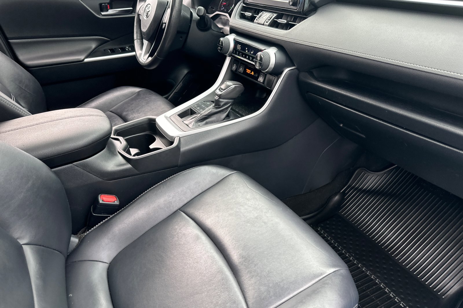 Used 2019 Toyota RAV4 XLE Premium AWD/4WD image 17