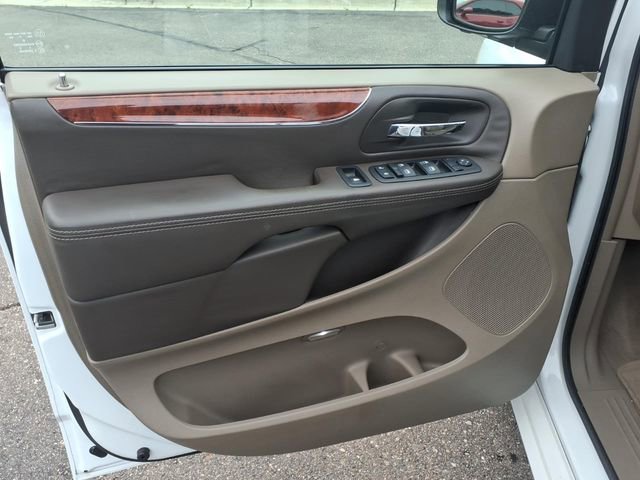 Used 2014 Chrysler Town & Country Touring-L w/ Driver Convenience Group FWD image 8