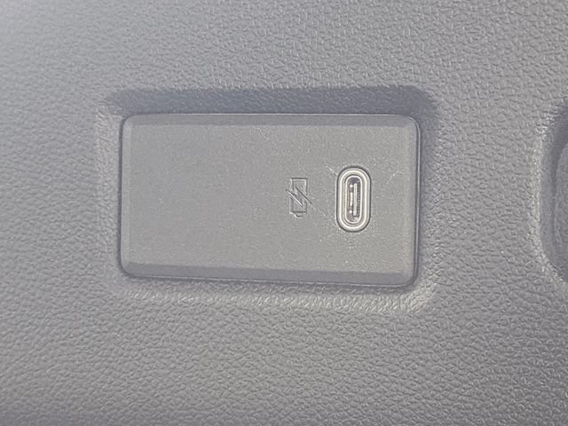 Used 2025 Chevrolet Suburban LT AWD/4WD image 18