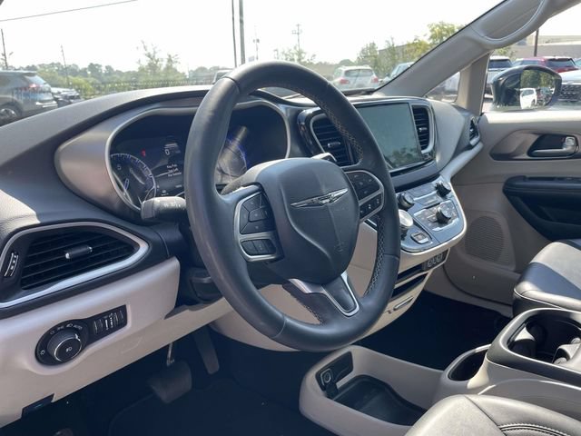 Used 2024 Chrysler Pacifica Touring-L FWD image 18