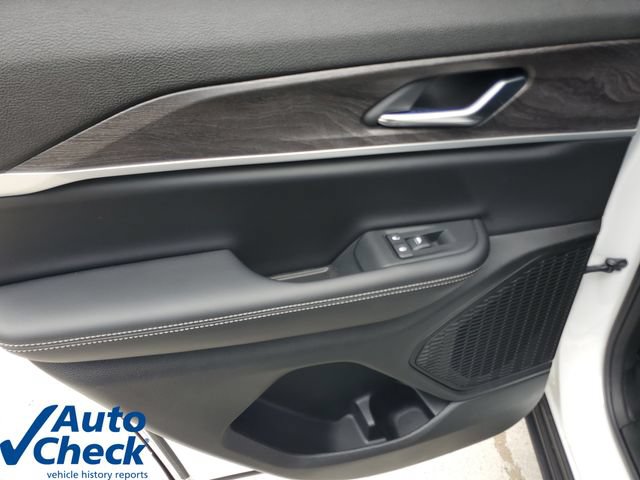 Used 2025 Jeep Grand Cherokee Limited RWD image 14