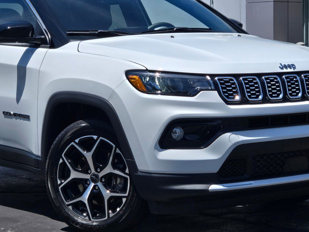 Used 2025 Jeep Compass Limited AWD/4WD image 3