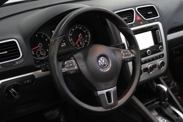 Used 2014 Volkswagen Eos Komfort FWD image 12