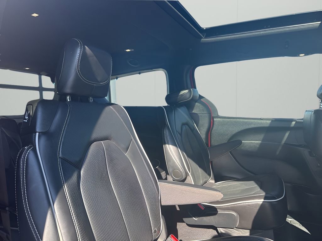 Used 2025 Chrysler Pacifica Limited image 17