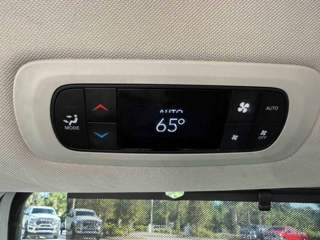 Used 2024 Chrysler Pacifica Touring-L FWD image 13