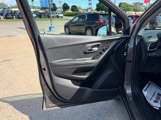 Used 2022 Chevrolet Trax LT w/ LT Convenience Package AWD/4WD image 30