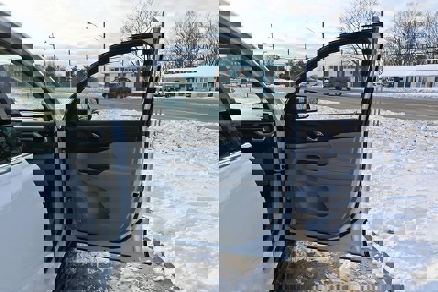 Used 2021 GMC Acadia SLT w/ Technology Package image 17