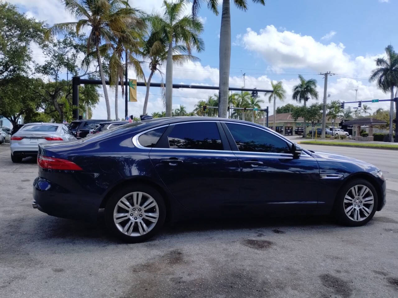 Used 2017 Jaguar XF Premium RWD image 16