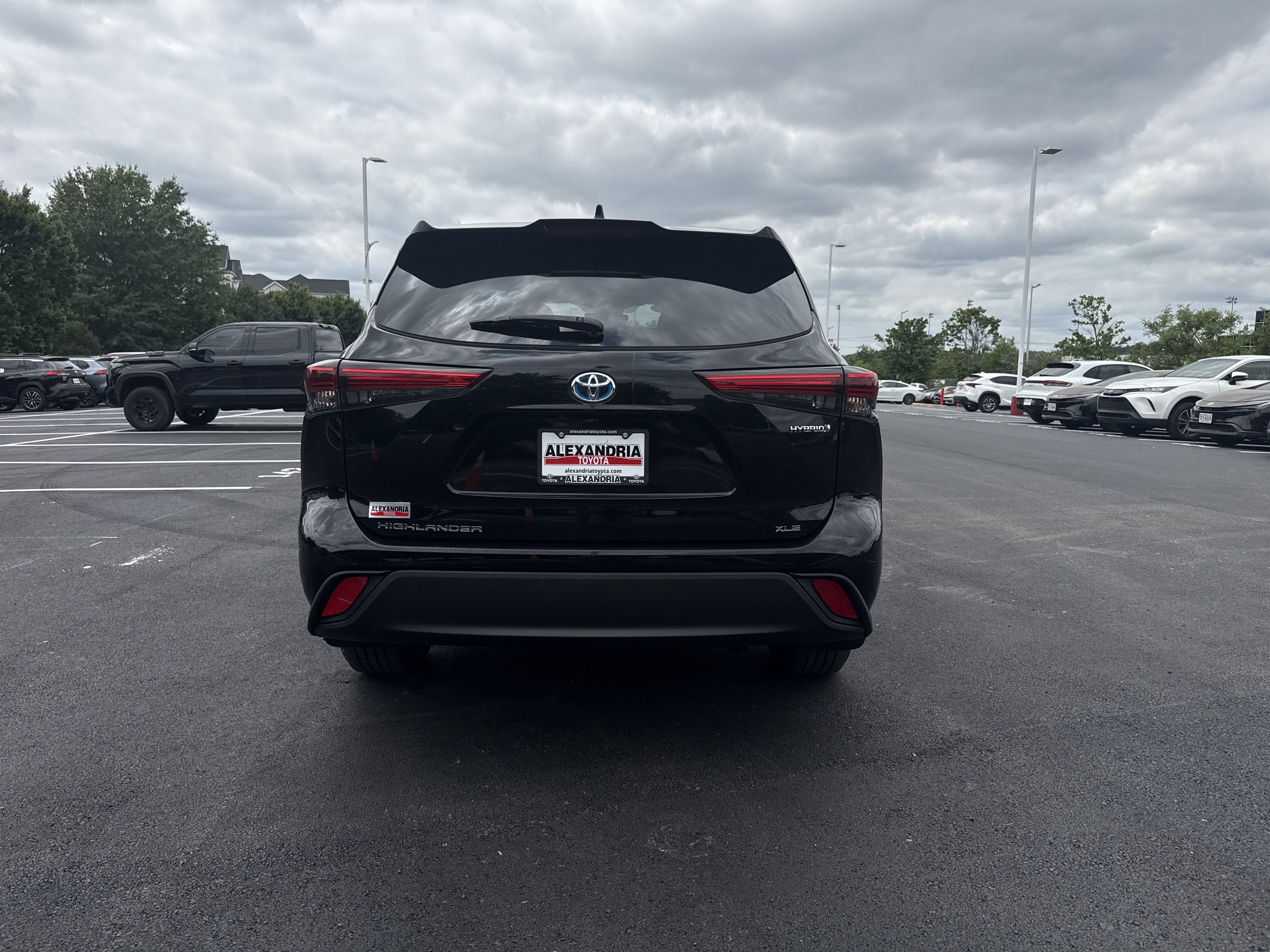 Used 2022 Toyota Highlander XLE AWD/4WD image 4