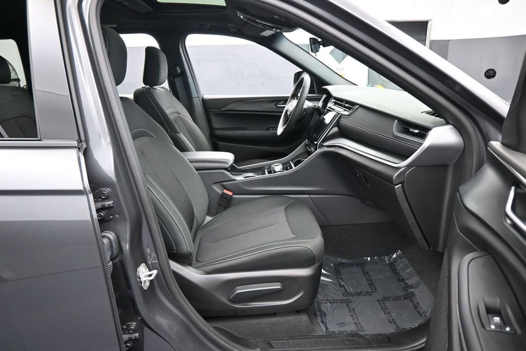 Used 2025 Jeep Grand Cherokee Laredo X RWD image 40