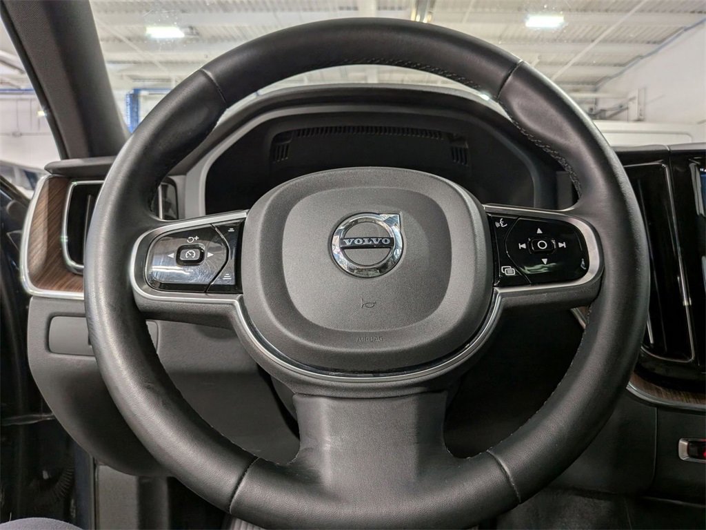 Used 2023 Volvo XC60 B5 Plus image 12