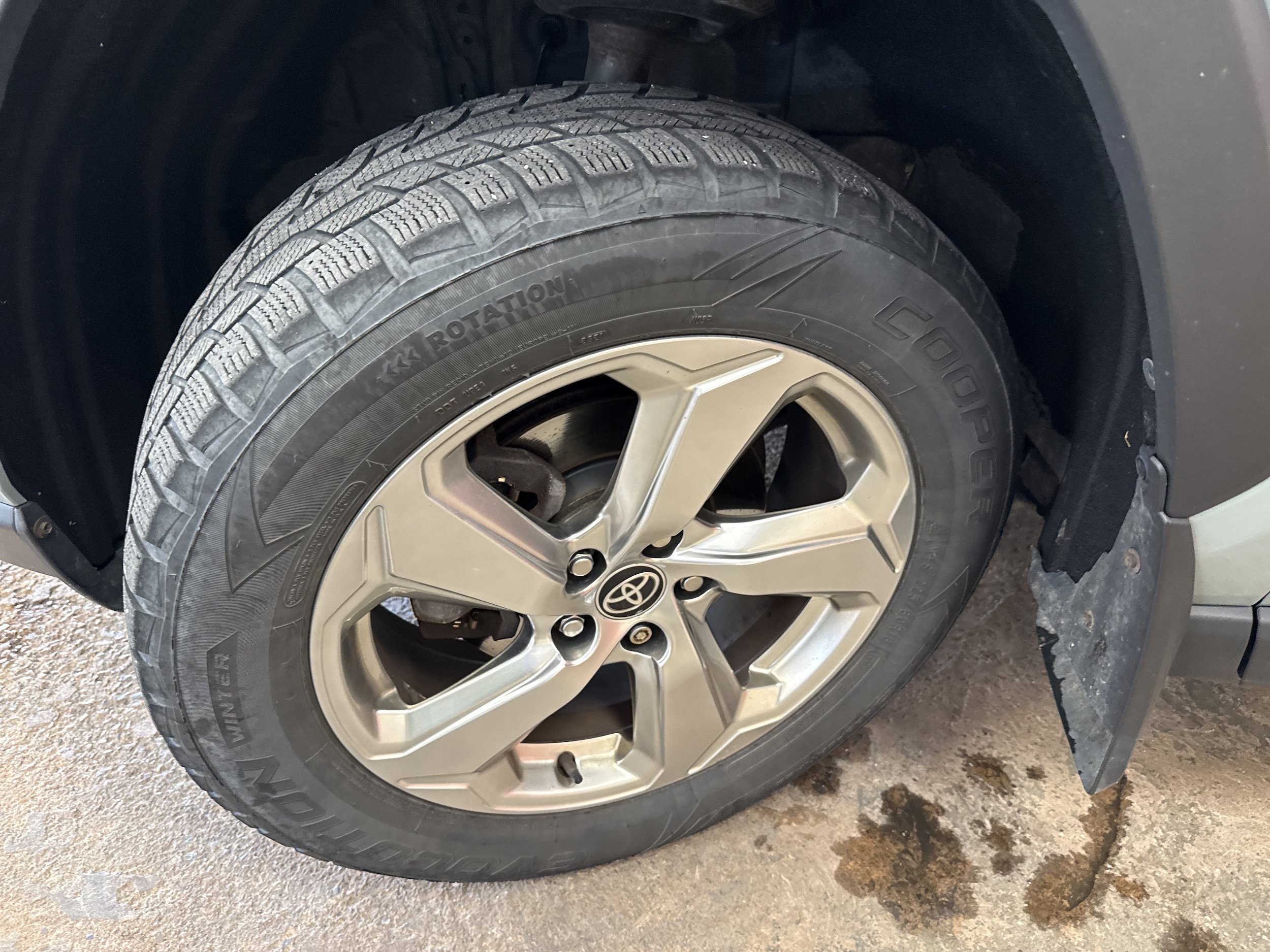 Used 2021 Toyota RAV4 XLE Premium AWD/4WD image 4