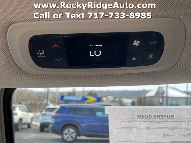 Used 2022 Chrysler Pacifica Touring-L image 36