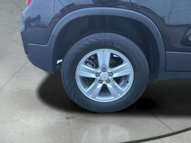 Used 2020 Chevrolet Trax LS w/ Tint and Cruise Package AWD/4WD image 32