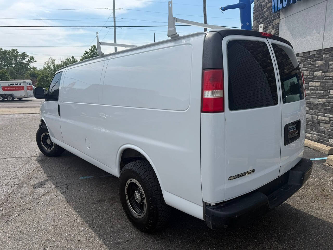 Used 2018 Chevrolet Express 2500 Extended RWD image 3
