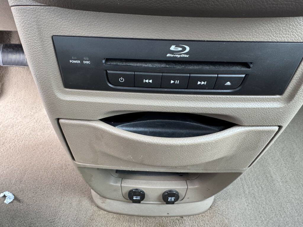 Used 2014 Chrysler Town & Country Touring-L image 23