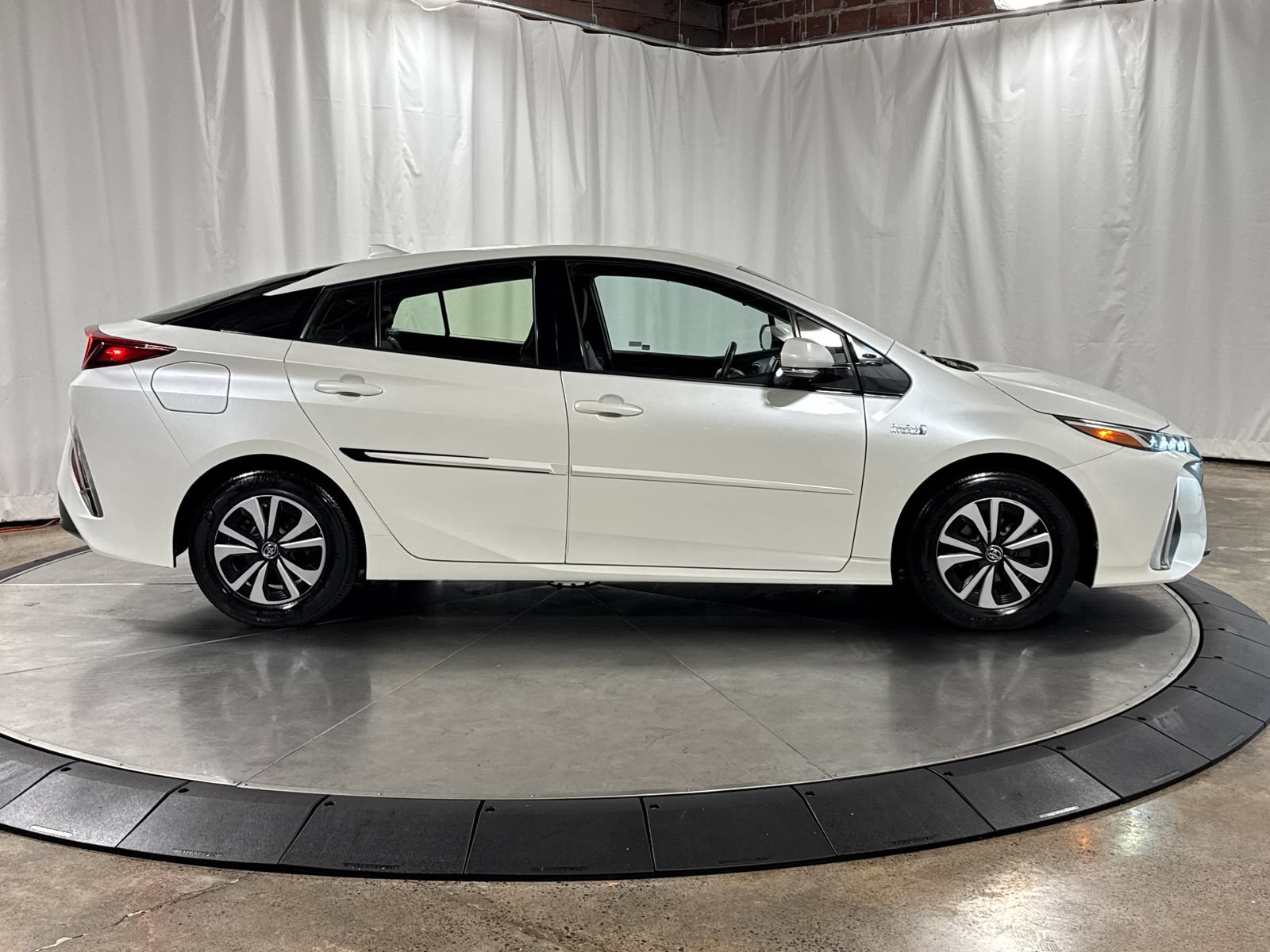 Used 2017 Toyota Prius Prime Premium w/ Carpet Mat Package FWD image 9