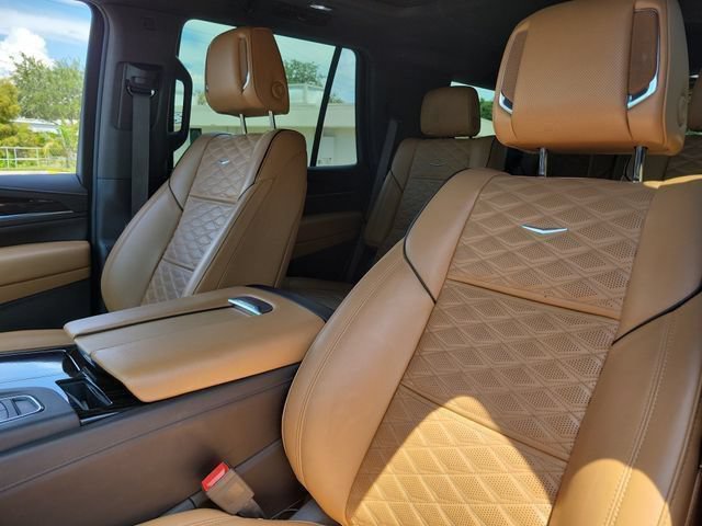 Used 2021 Cadillac Escalade Premium Luxury AWD/4WD image 19