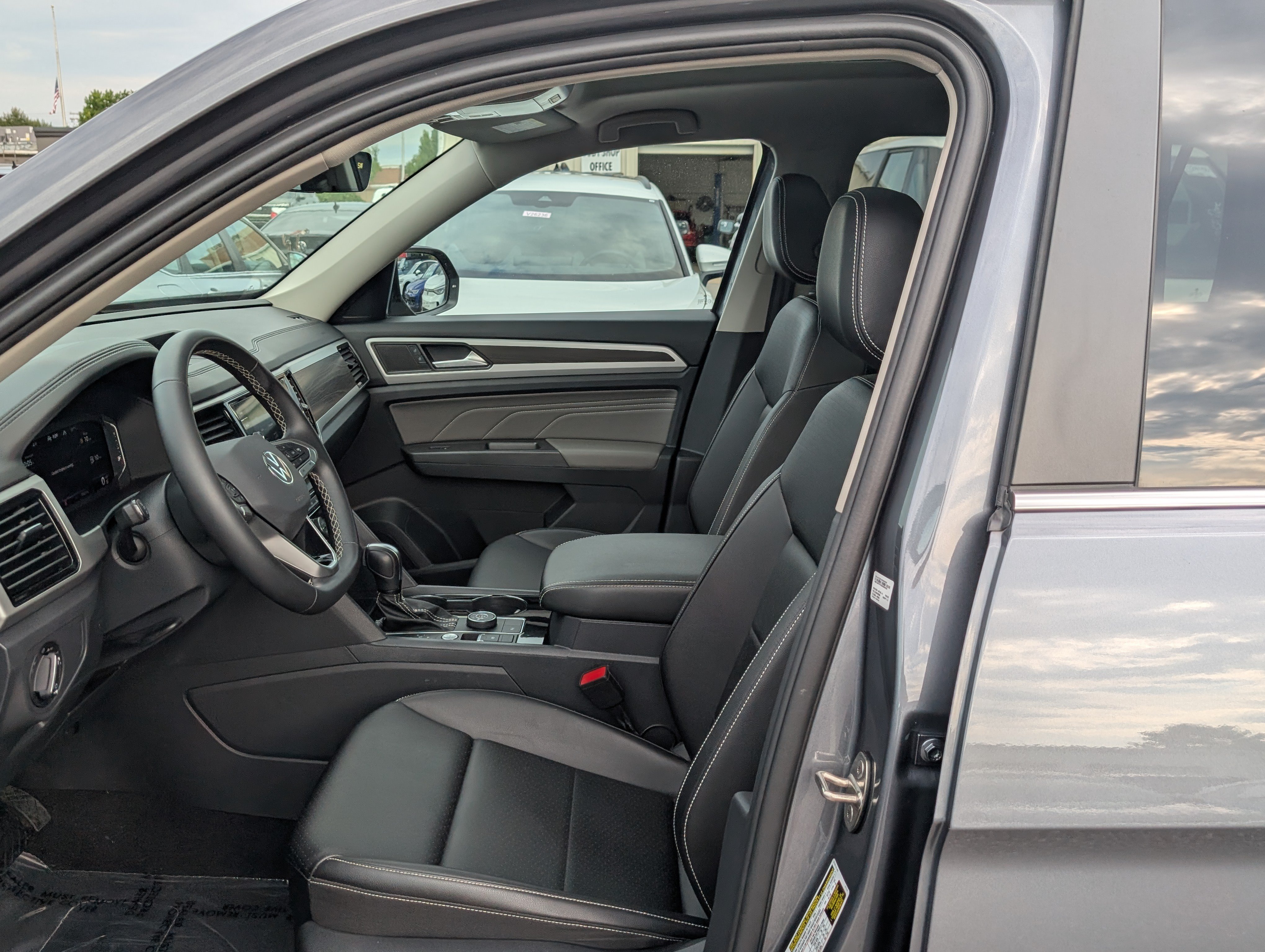 Used 2023 Volkswagen Atlas SE w/ Panoramic Sunroof Package AWD/4WD image 17