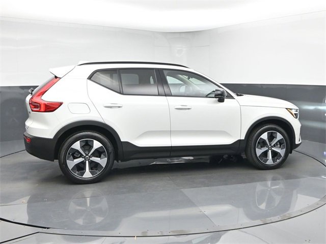 Used 2024 Volvo XC40 B5 Plus image 8