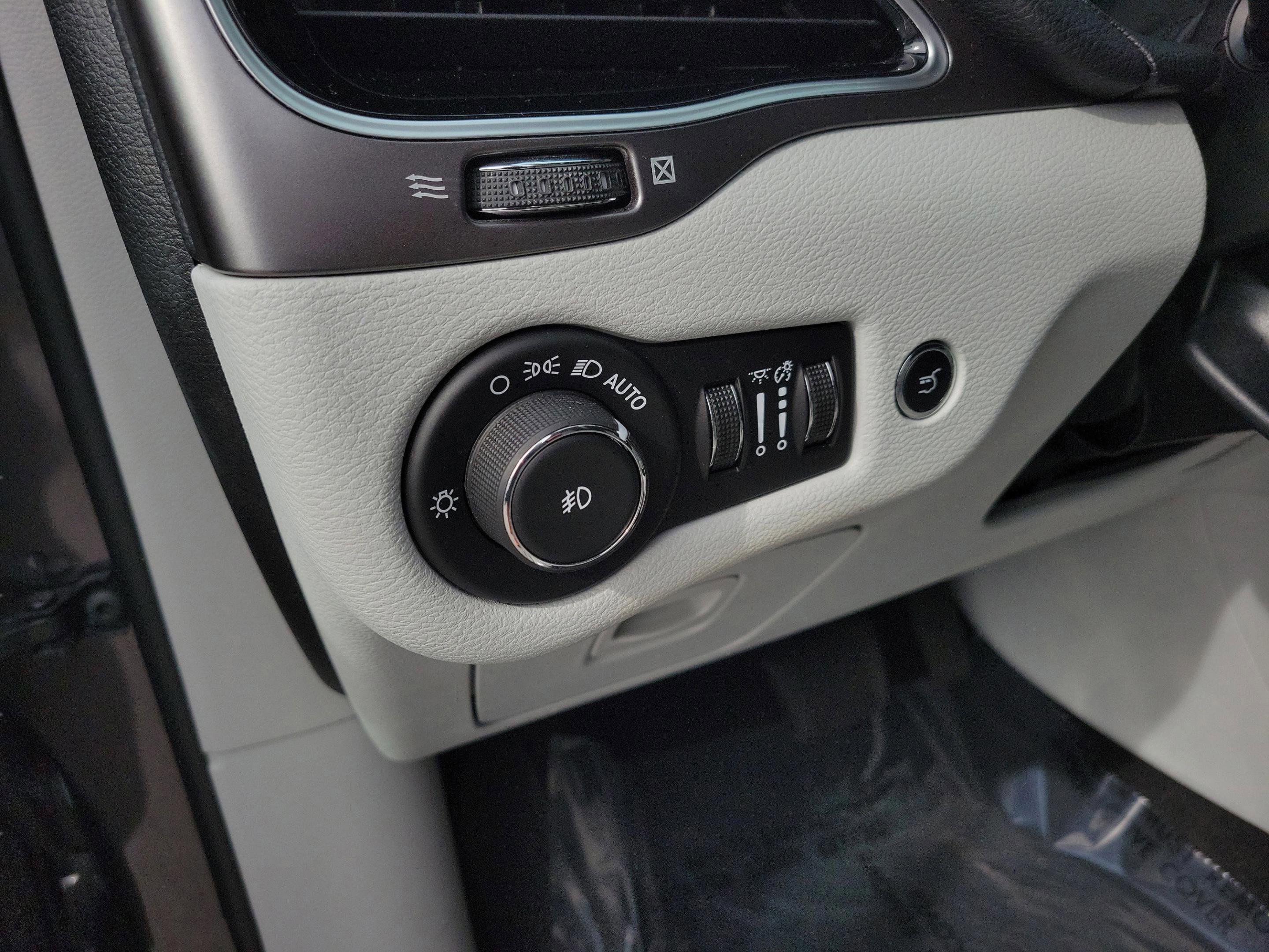 Used 2019 Jeep Cherokee Limited image 15