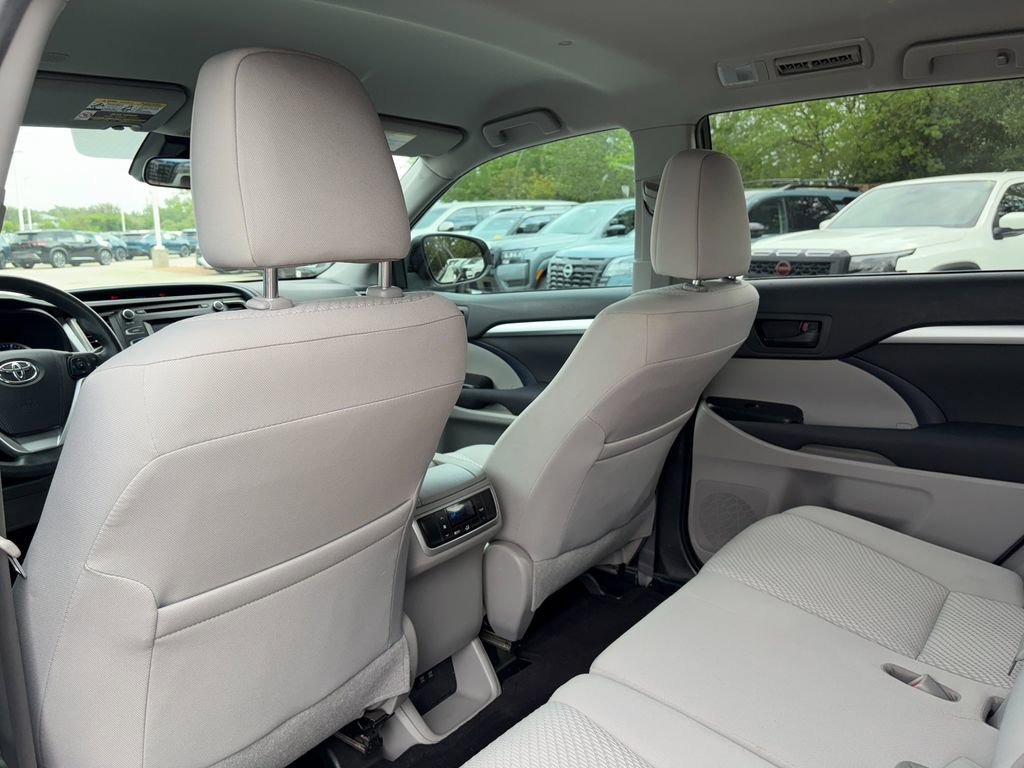 Used 2019 Toyota Highlander LE FWD image 25