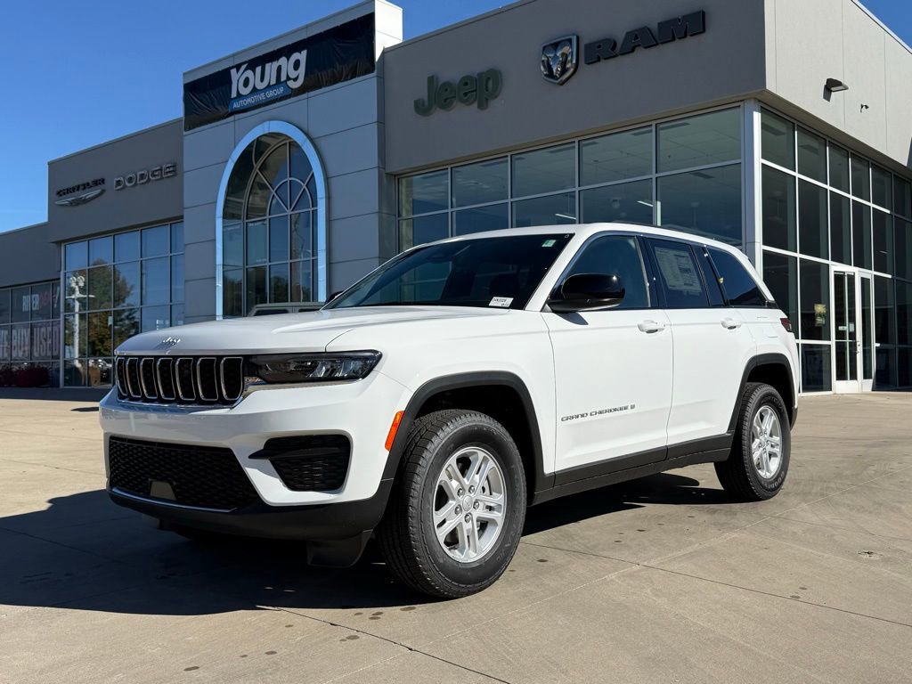 New 2025 Jeep Grand Cherokee Laredo w/ Trailer Tow Package