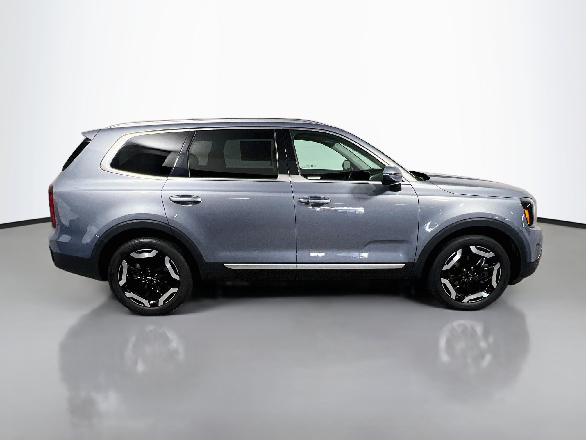 Used 2025 Kia Telluride S FWD image 3