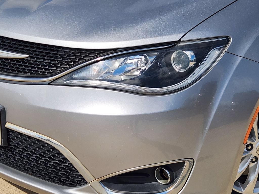 Used 2018 Chrysler Pacifica Touring-L FWD image 11
