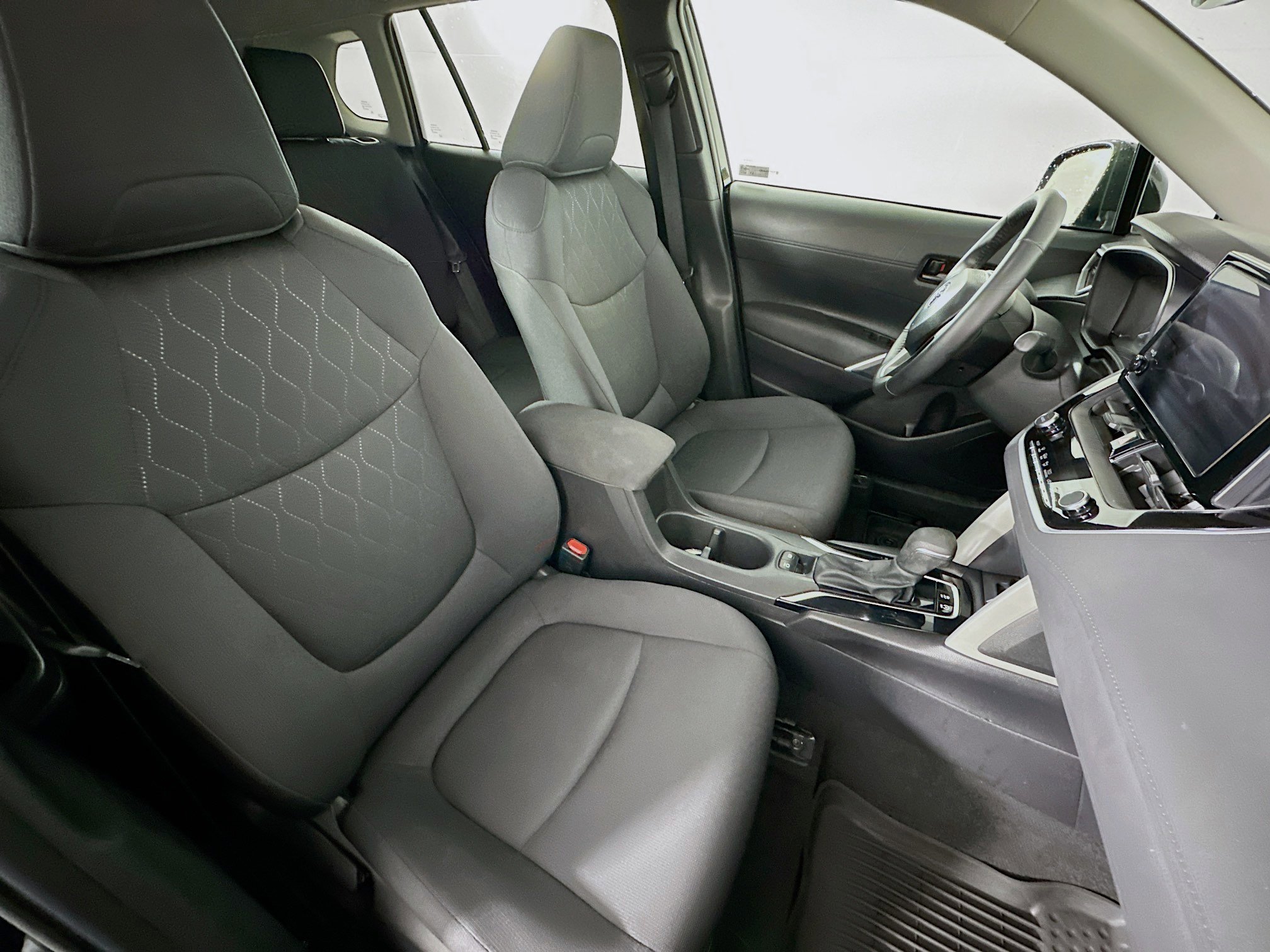 Used 2024 Toyota Corolla Cross LE image 32