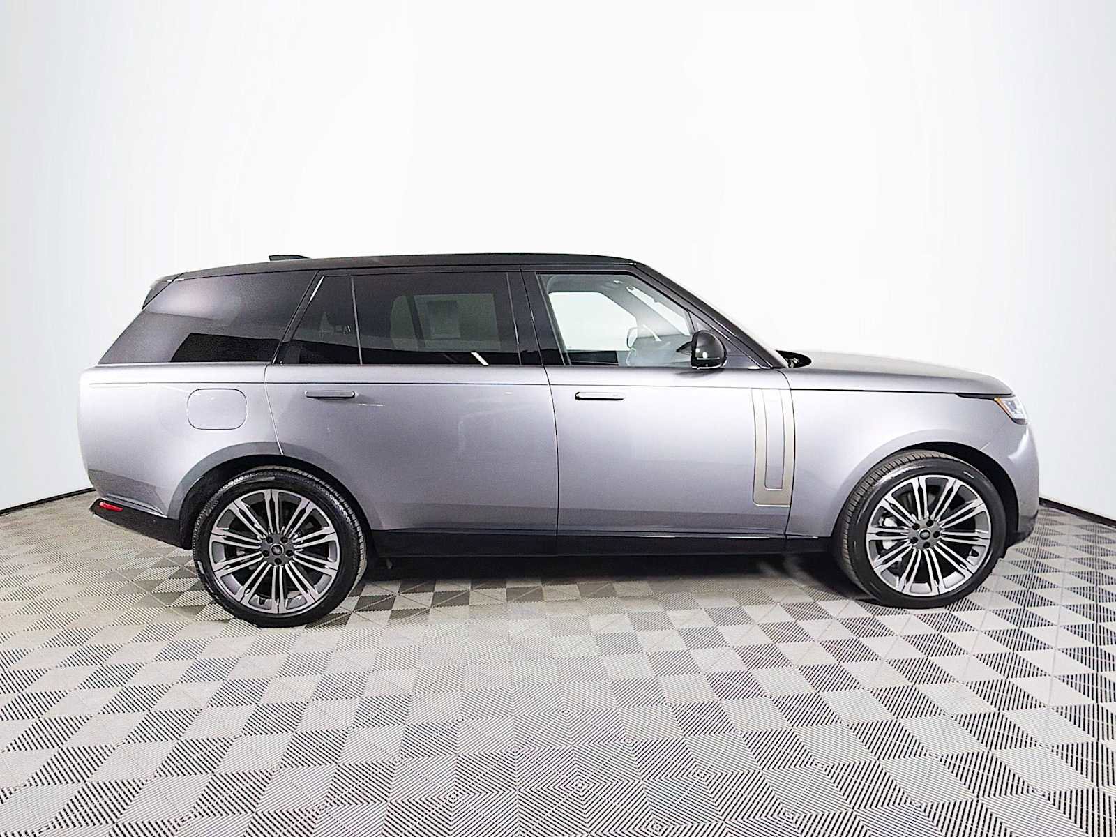 Used 2025 Land Rover Range Rover Long Wheelbase SE AWD/4WD image 4