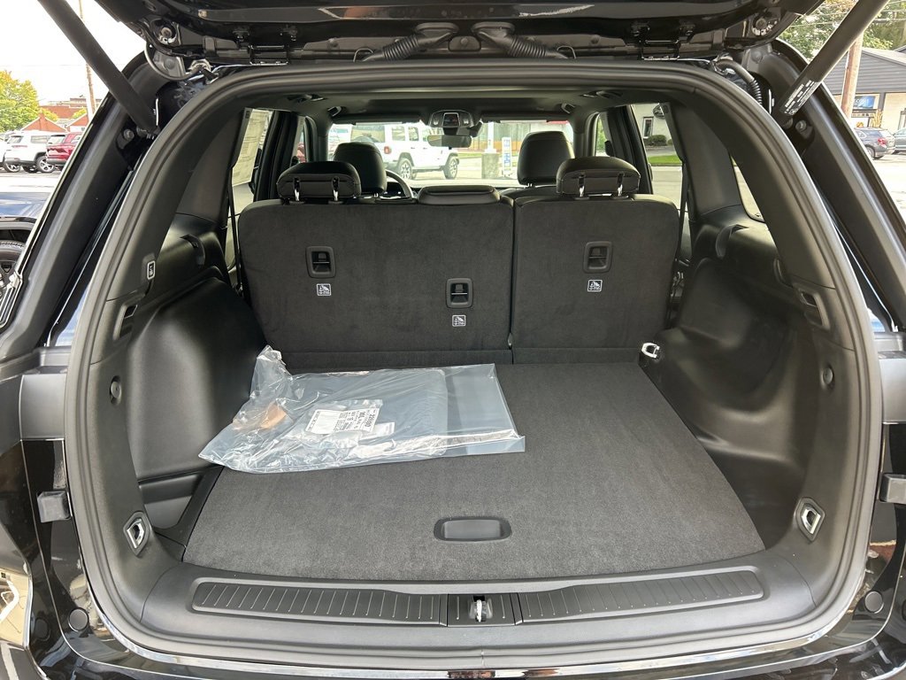 New 2025 Jeep Grand Cherokee image 3