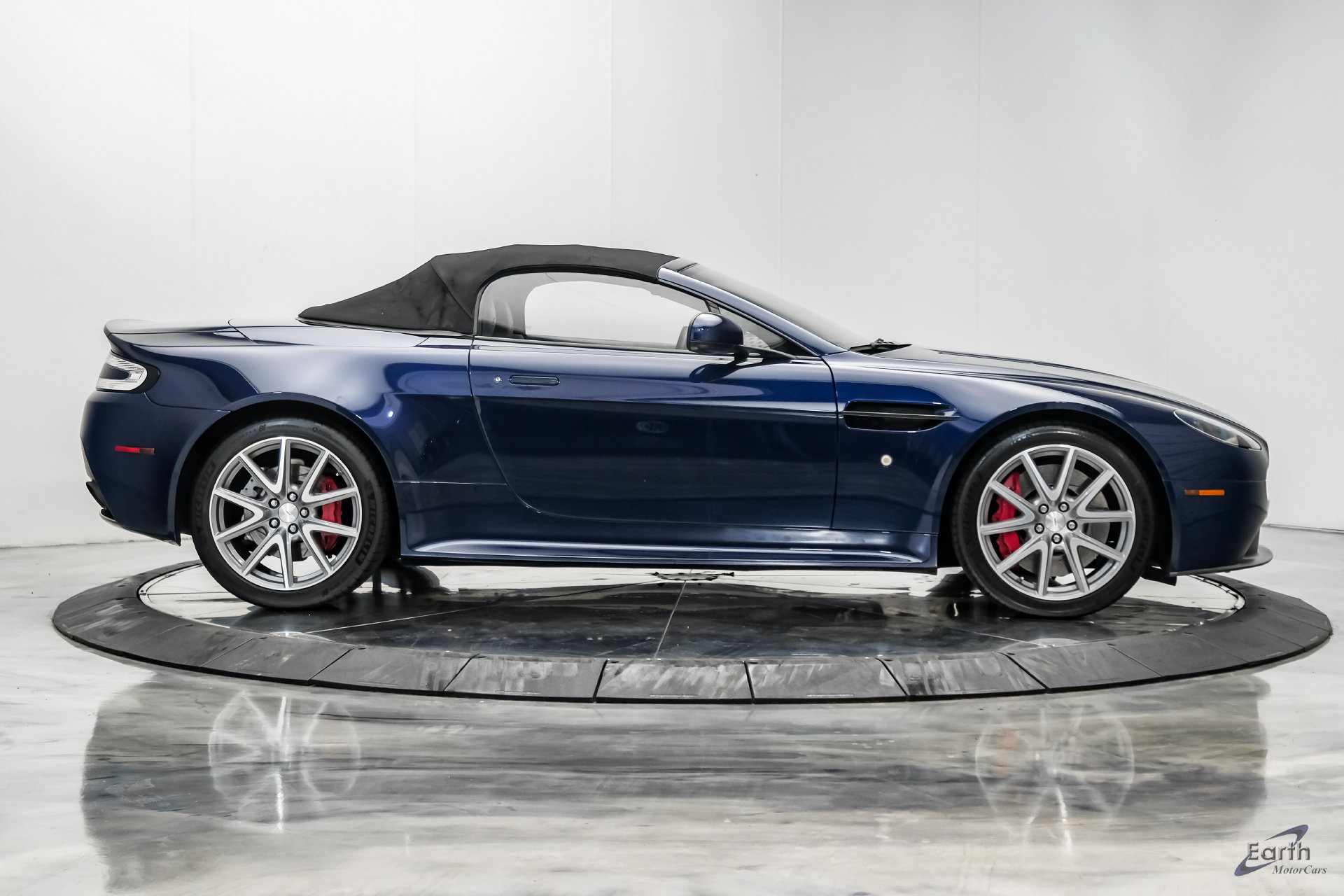 Used 2015 Aston Martin V8 Vantage GT RWD image 27