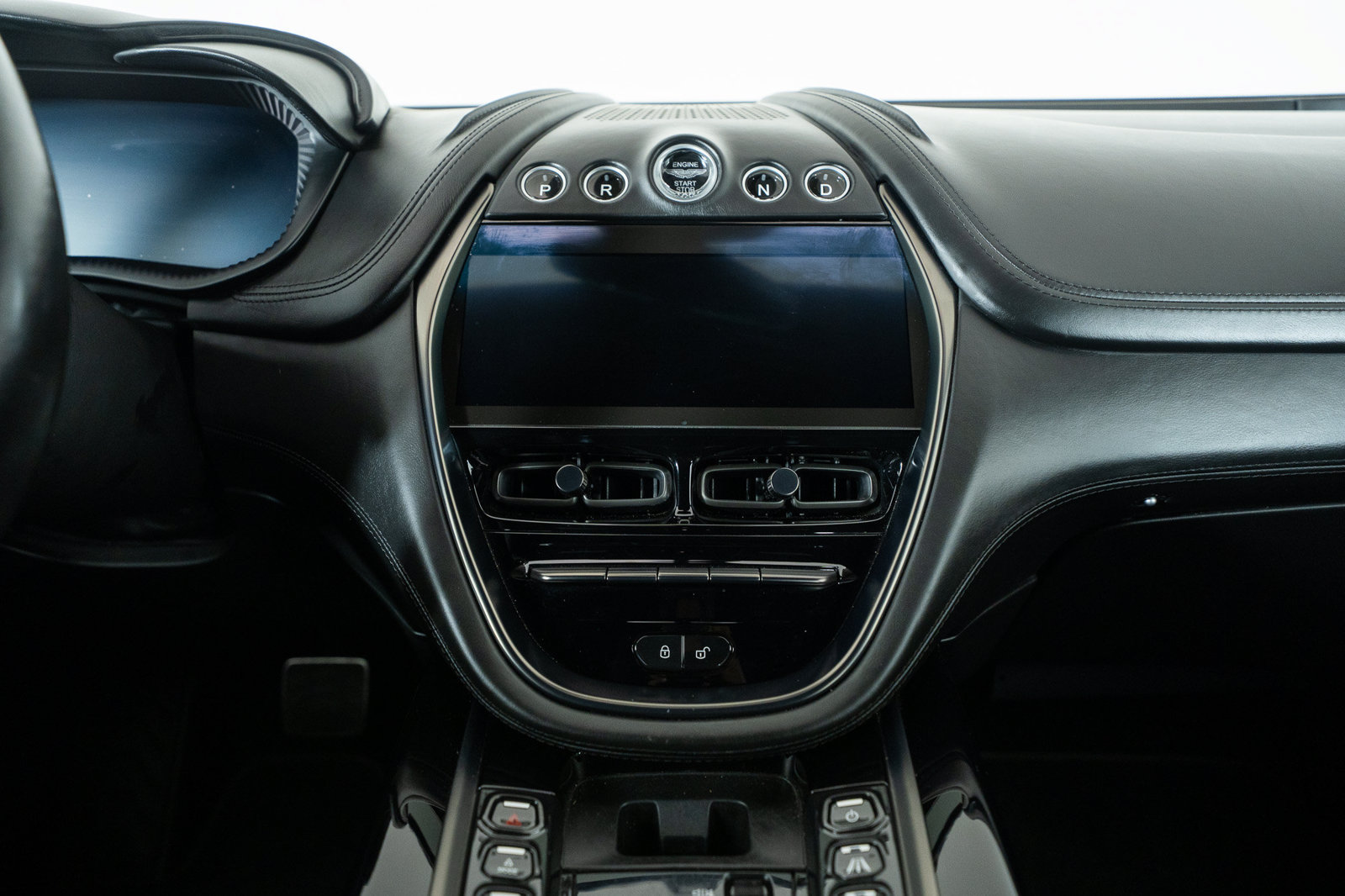 Used 2021 Aston Martin DBX AWD/4WD image 29