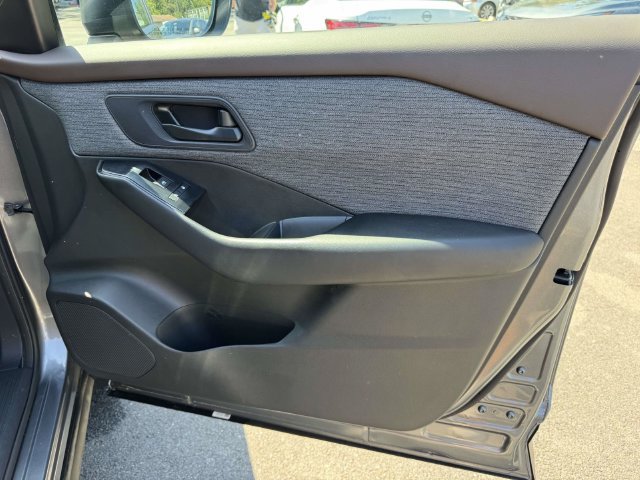 Used 2023 Nissan Rogue S AWD/4WD image 8