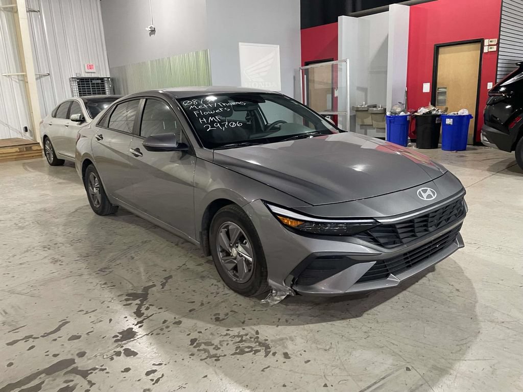 Used 2024 Hyundai Elantra SE FWD image 1