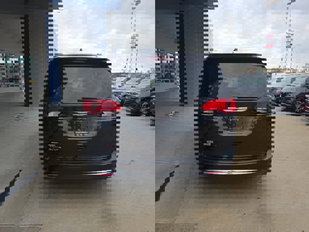 Used 2019 Chrysler Pacifica Touring-L image 7