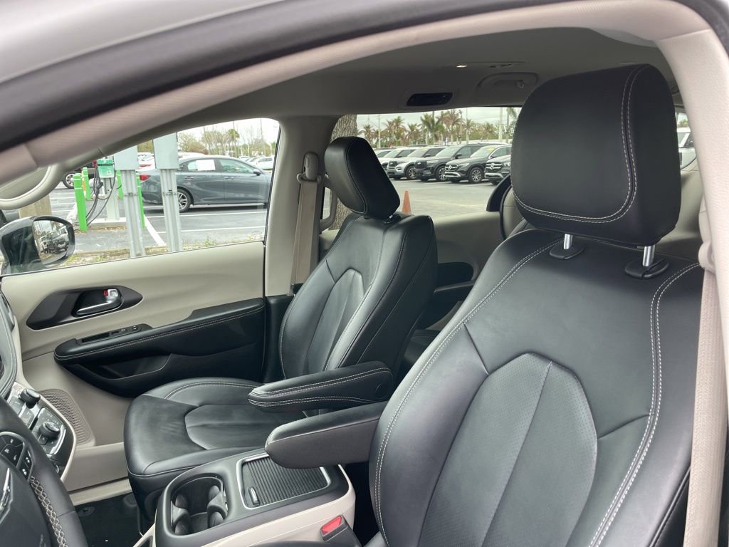 Used 2024 Chrysler Pacifica Select image 11